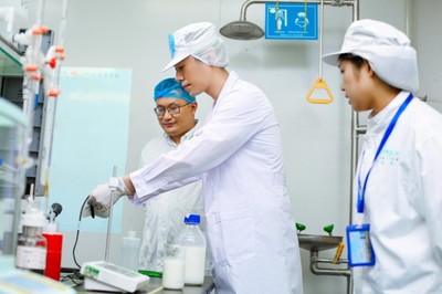 探究真实溯源 朱亚文代言“简爱父爱配方”，揭示全程透明化与极致质检的双重保障
